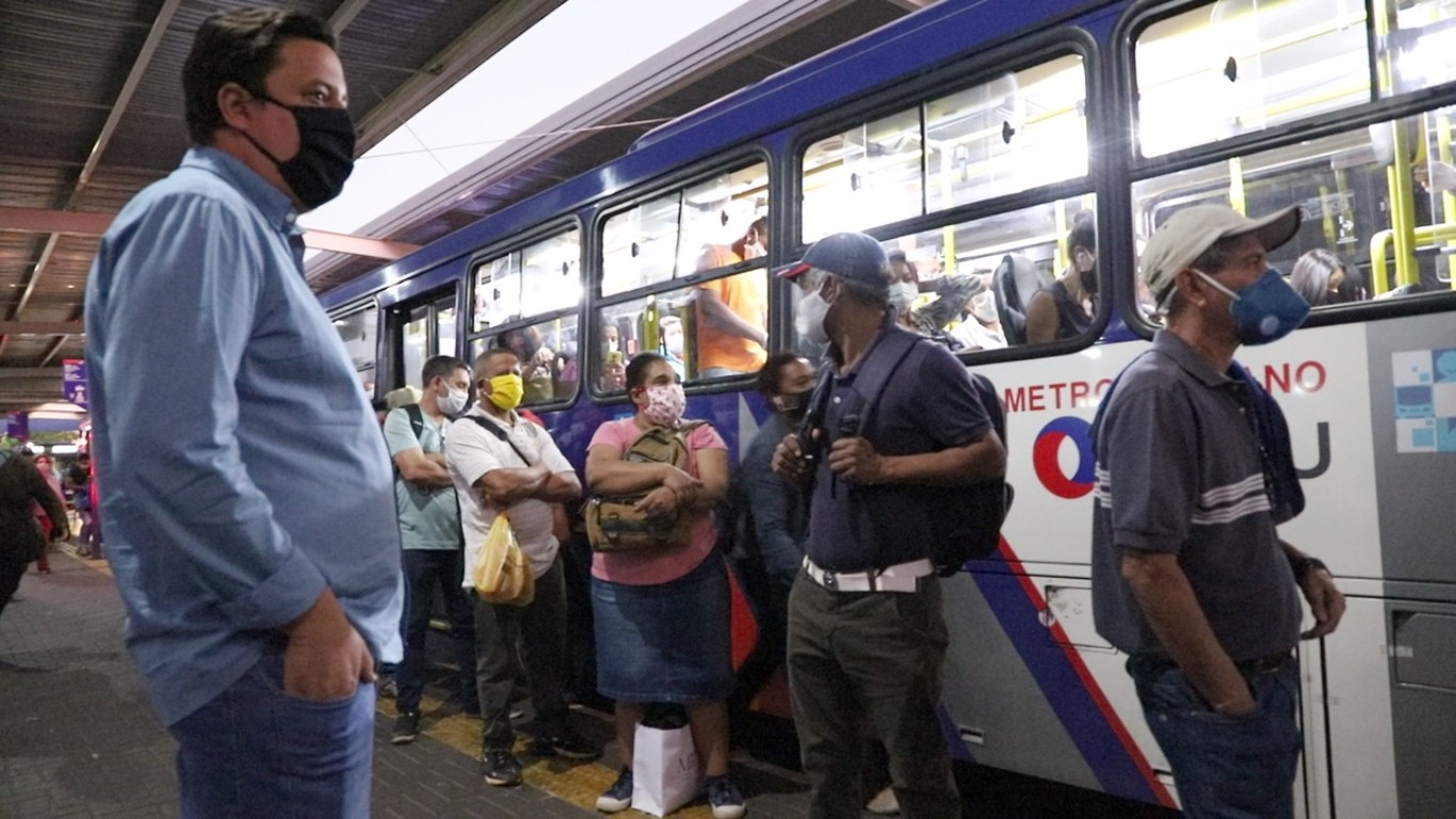 Os ônibus interestaduais também voltam a exigir o uso de máscaras. Divulgaçaõ/CMS