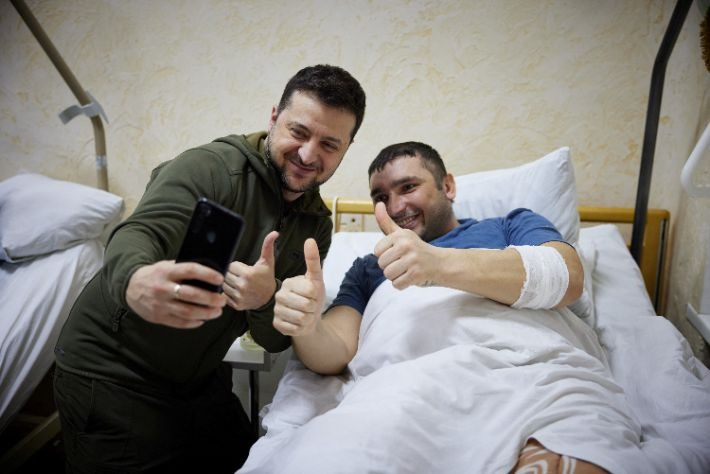 Zelensky visita soldados feridos em um hospital na capital ucraniana Kiev Ukrainian Presidential Press Service via Reuters