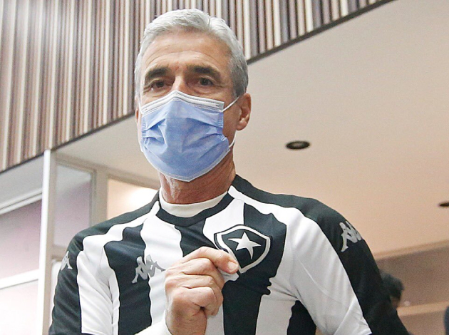 Luís Castro, novo treinador do Botafogo, é recebido por torcedores em aeroporto Reprodução/Botafogo