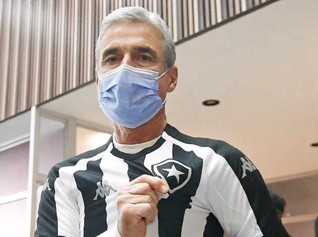 Luís Castro, novo treinador do Botafogo, é recebido por torcedores em aeroporto