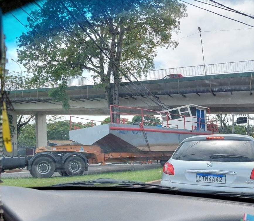 Veículo ficou travado embaixo do viaduto, causando bloqueio do tráfego Divulgação/Pelo Bem de São José