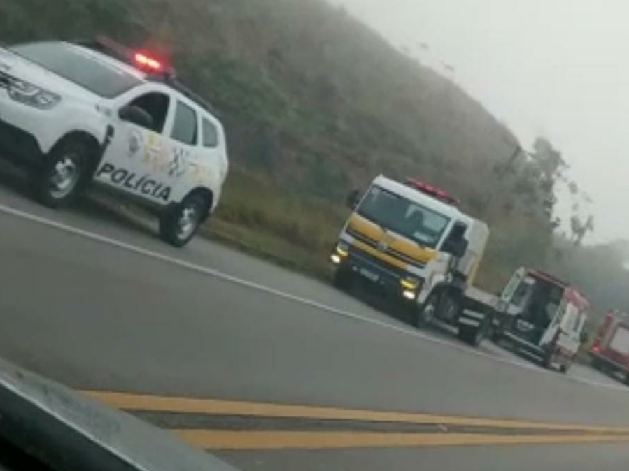 Há registro de forte neblina no trecho. Equipes da polícia e do D.E.R realizaram o atendimento Reprodução/Redes sociais