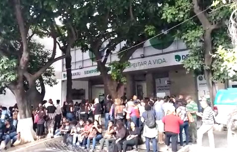 Servidores estão em frente à sede do Detran Ouvinte/BandNews FM