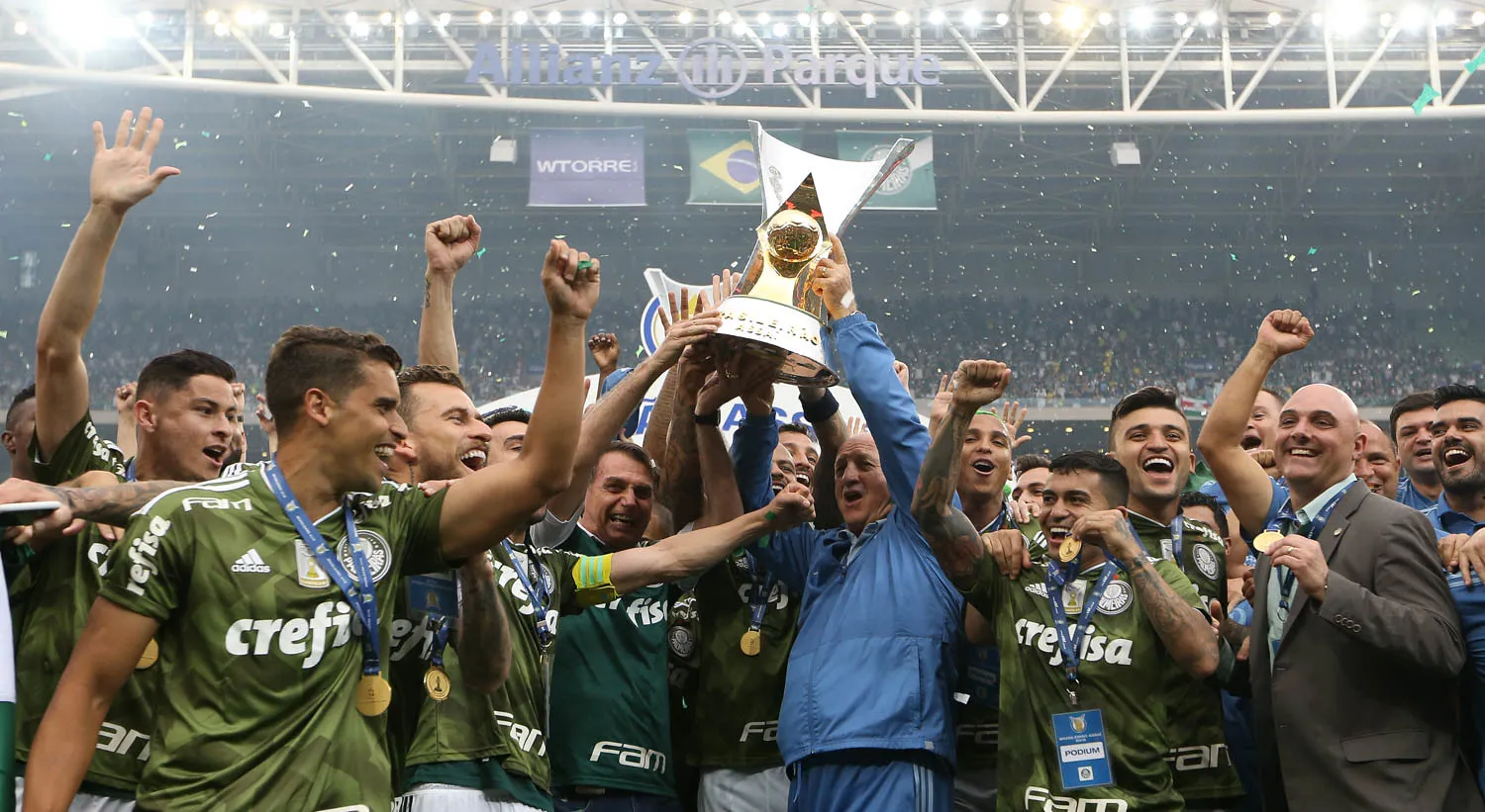 Bolsonaro ergue troféu de campeão brasileiro de 2018 do Palmeiras com Felipão e o elenco