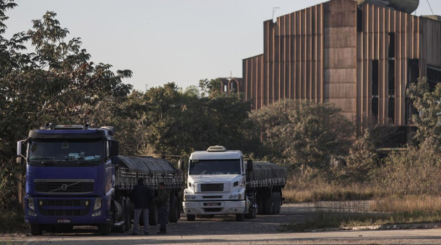 Metalúrgicos da MWL bloqueiam saída de caminhões