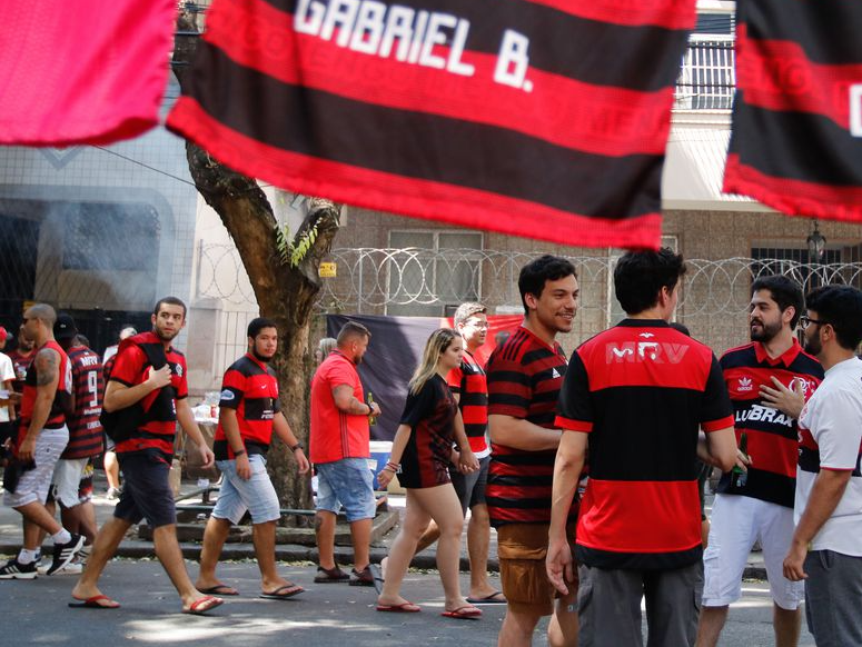 Amor à primeira visita ao Maracanã para ver de perto o Flamengo; foi assim que o motorista, de 55 anos, se descobriu torcedor rubro-negro. Foto: Tânia Rêgo/Agência Brasil