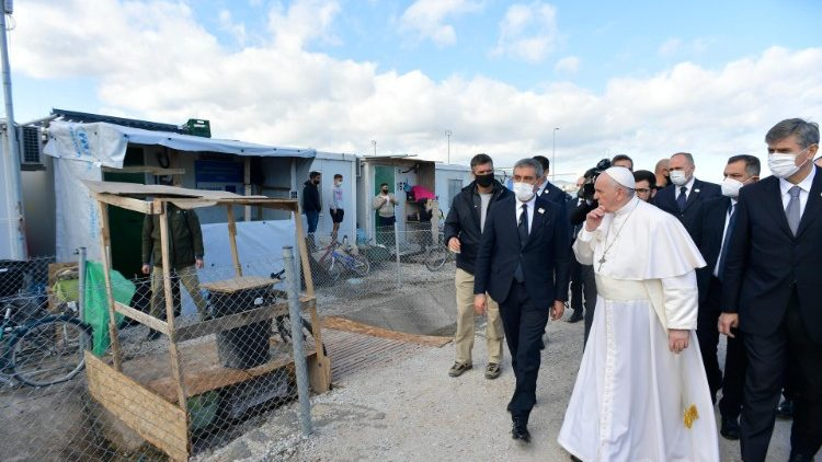 Papa visita imigrantes e fala em “naufrágio da civilidade” com refugiados esquecidos.