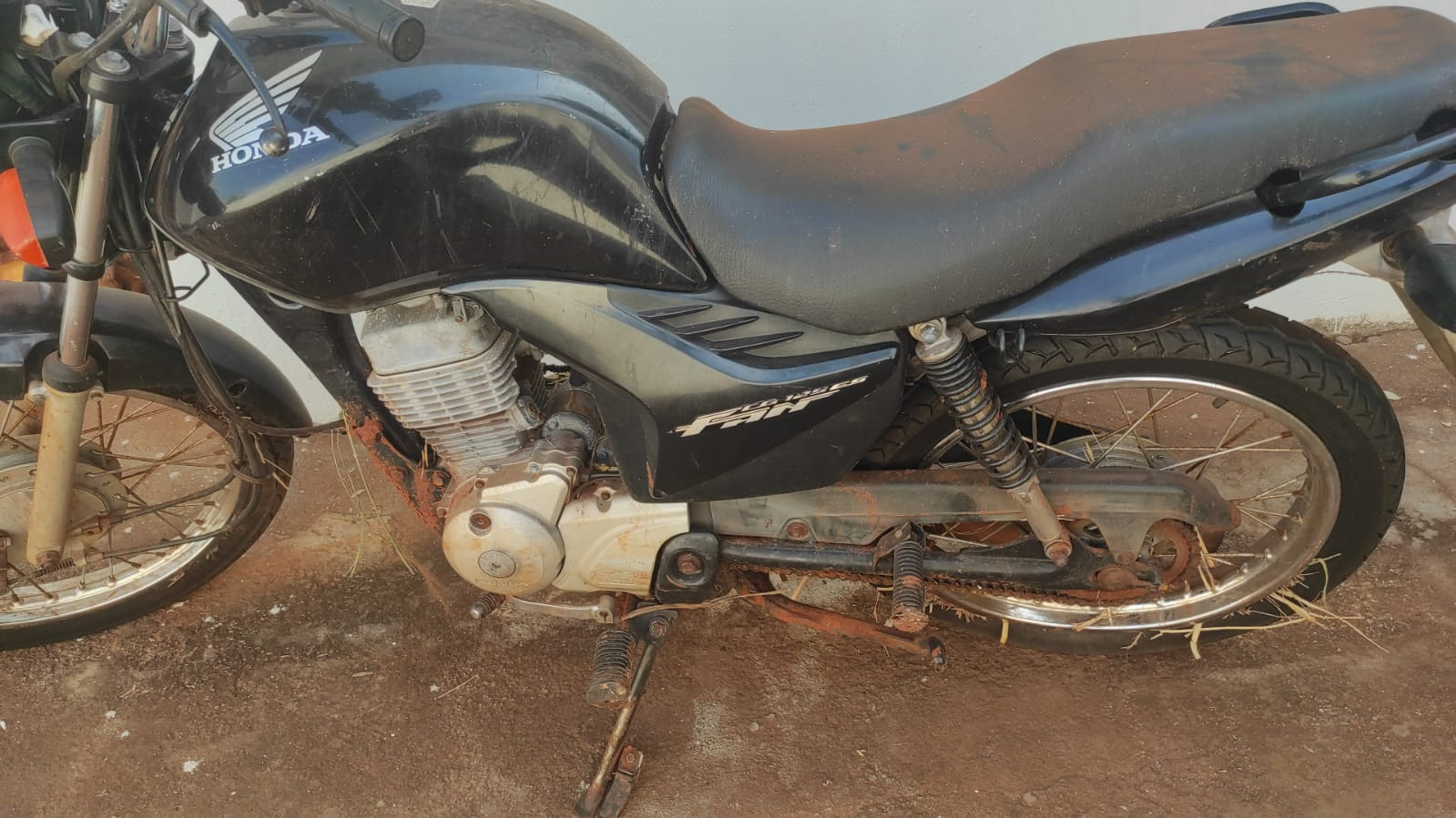 Polícia encontra motocicleta abandonada em canavial