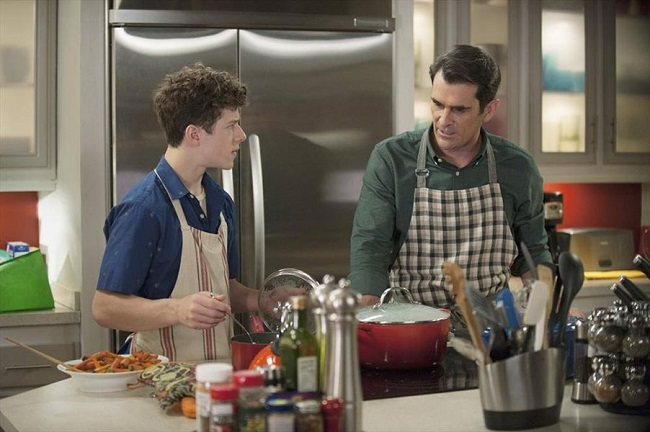 Quais signos mais juntam louça na pia? Astrólogo entrega os bagunceiros da cozinha Reprodução/Modern Family