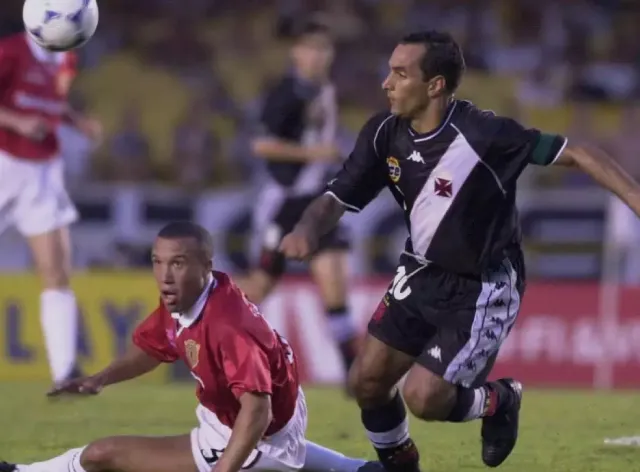 Edmundo deixou o zagueiro Silvestre no chão no Mundial de 2000