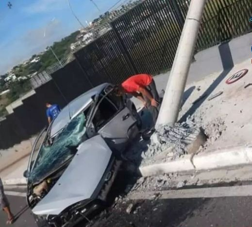 Homem bate carro em poste na Geraldo Scavone, em Jacareí Portinari Notícias