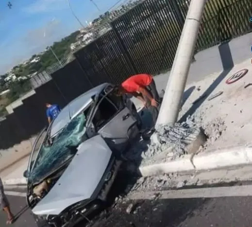 Homem bate carro em poste na Geraldo Scavone, em Jacareí