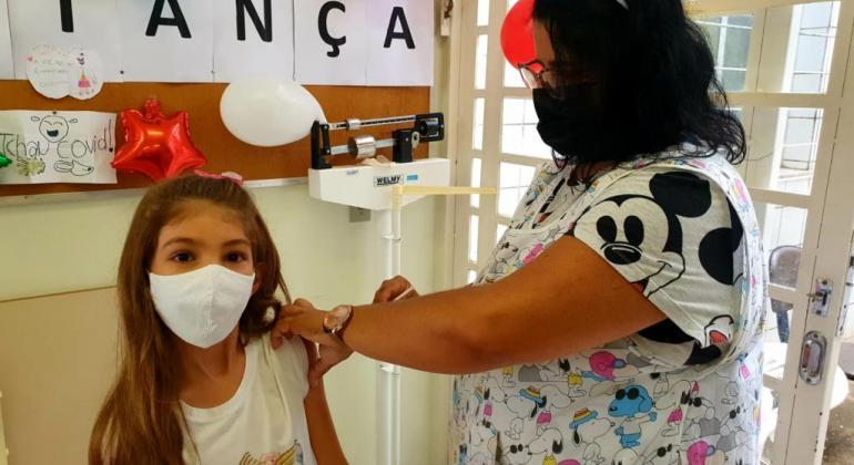 PBH estuda vacinar crianças contra Covid-19 em escolas municipais 