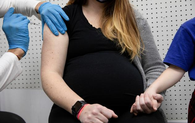 Cerca de 22 mil grávidas já foram imunizadas no Brasil. Aquelas que já receberam a primeira dose das vacinas deverão aguardar nota técnica. Foto: Agência Reuters