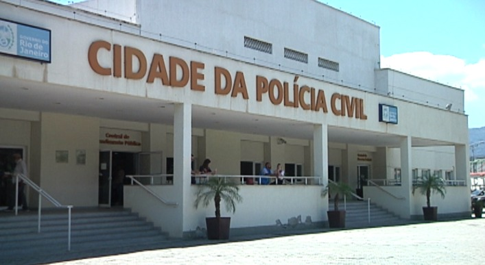  Os agentes cumprem mandados de busca e apreensão em endereços ligados aos milicianos. Divulgação