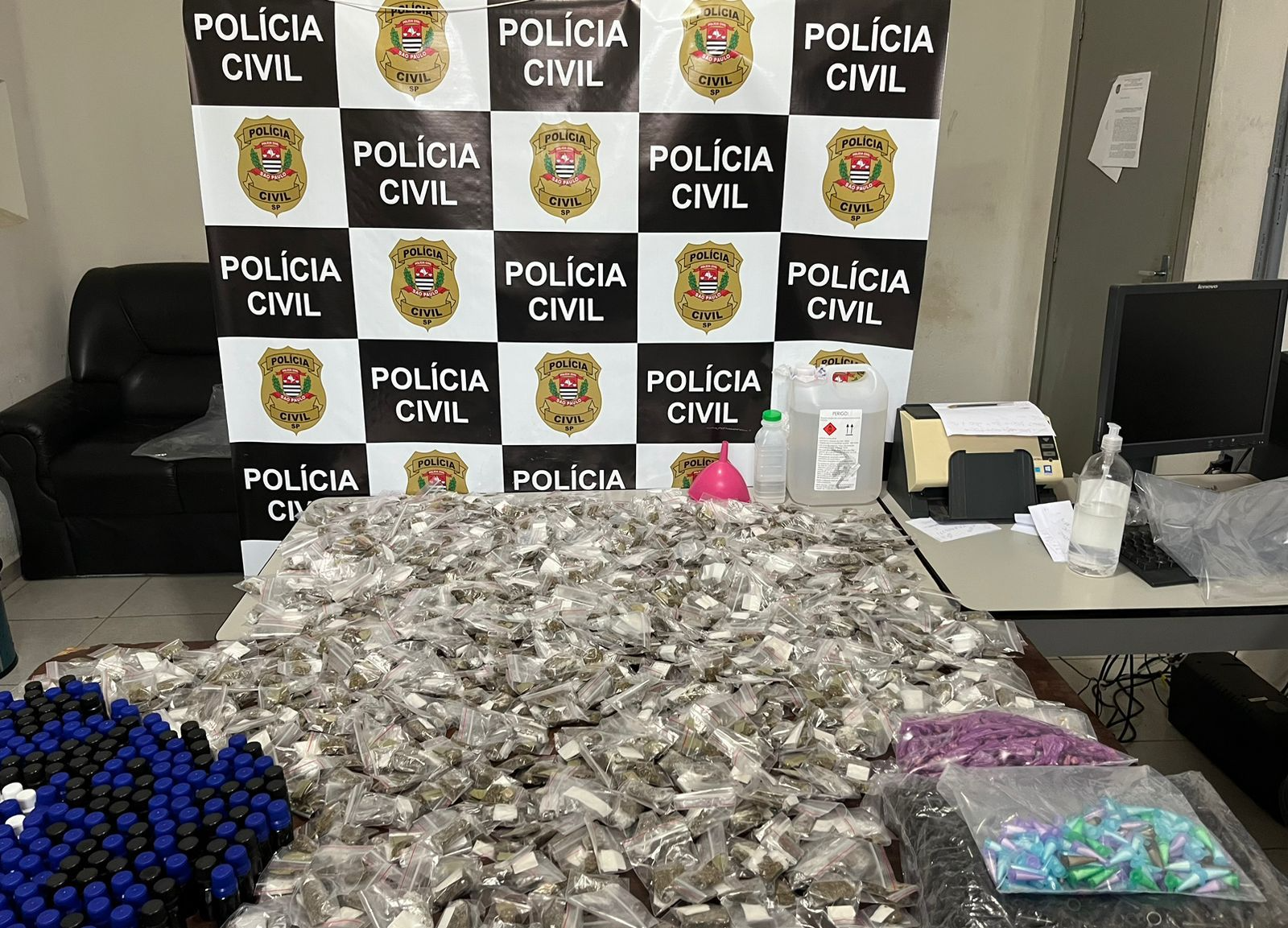 Cocaína, crack e maconha estão entre as porções encontradas Divulgação 