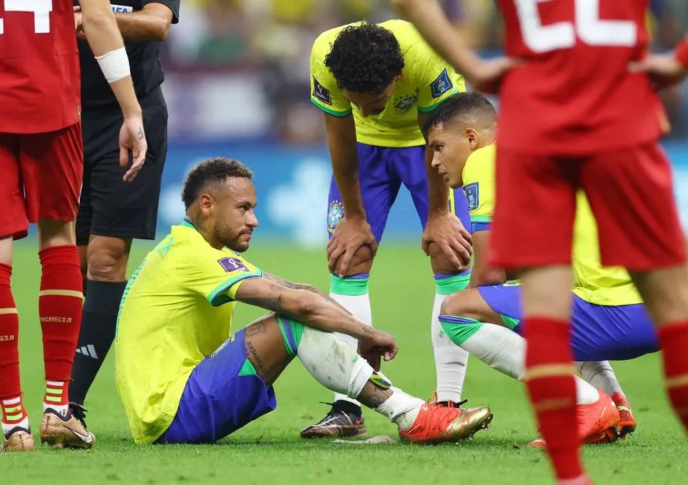 Neymar sofreu lesão contra a Sérvia e deixou o jogo antes do fim