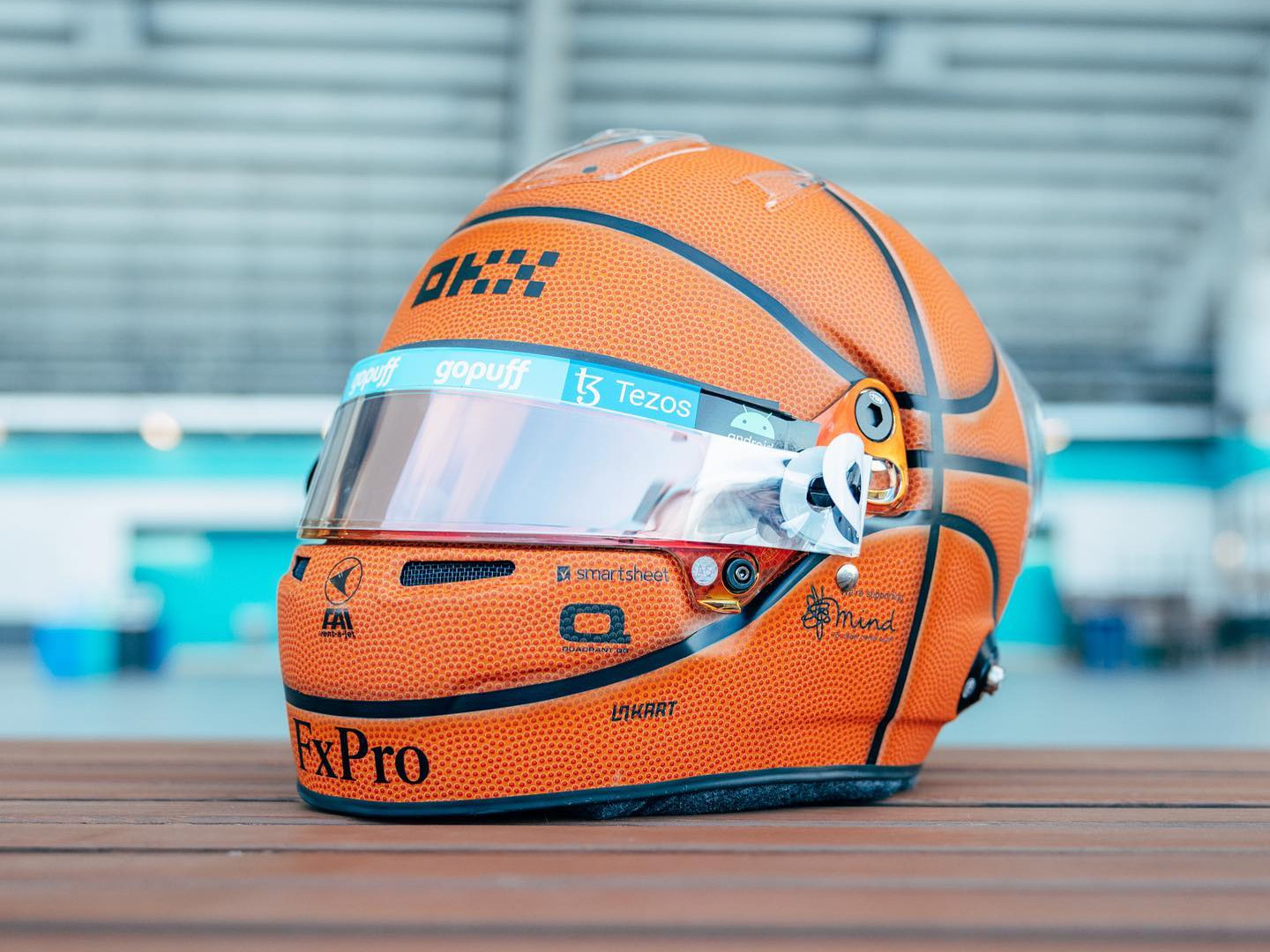 F1: Norris inova e apresenta capacete com pintura de bola de basquete em Miami