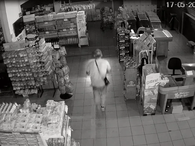 A proprietária da loja conseguiu ver o invasor por meio das câmeras de segurança