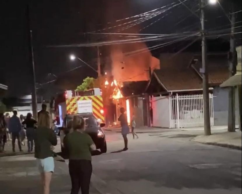 Veículo pega fogo dentro de garagem de casa, em Taubaté Divulgação/ Taubaté Mil Grau