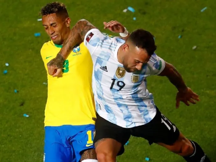 Árbitros de Argentina x Brasil foram suspensos pela Conmebol após não expulsão de Otamendi
