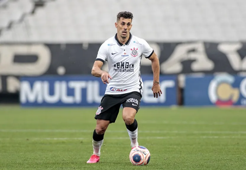 Danilo Avelar em ação pelo Corinthians: jogador disse estar envergonhado por mensagem racista