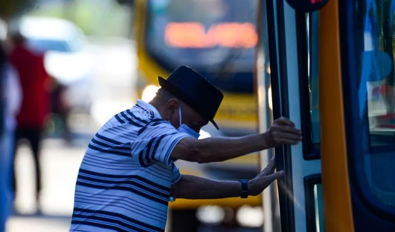 Prefeitura de SP retoma gratuidade nos ônibus para idosos acima de 60 anos