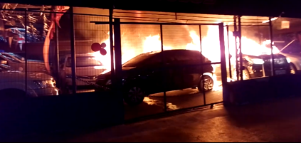 Vídeo: câmera flagra homem provocando incêndio em estacionamento em Campinas