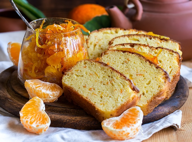 Receita de bolo de tangerina aproveita 100% da fruta, do suco à casca