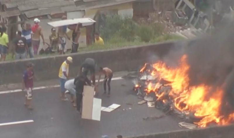 Famílias fecham rodovia em protesto contra ordem de despejo na Grande São Paulo Reprodução