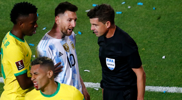 Árbitro discute com jogadores em campo Getty Images