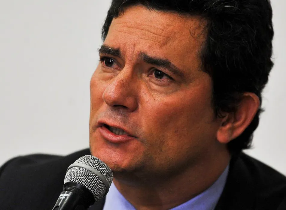 "Precisamos de mais que Bolsa Família ou Auxílio Brasil", diz Moro em filiação ao Podemos