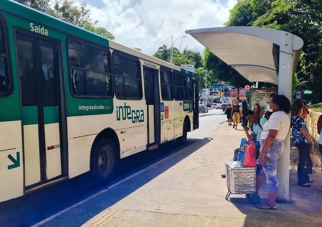 Salvador sofre com greve dos ônibus no dia do aniversário