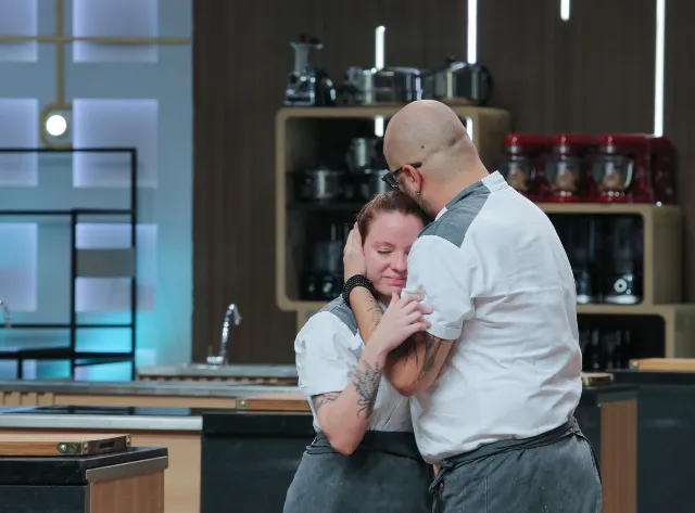 MasterChef Profissionais: Ananda é eliminada e emociona Ana Paula Padrão