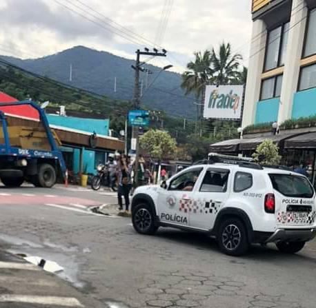 Corpo de homem é encontrado na entrada de supermercado em Ilhabela Divulgação/Grupo QAP QRV Vale