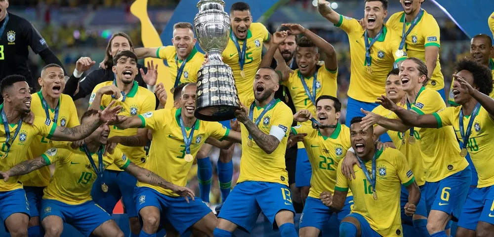 Dani Alves levantando a Taça da Copa América de 2019