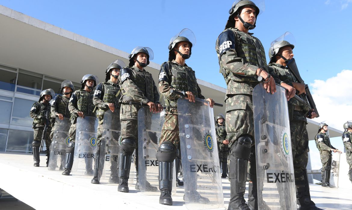             Bolsonaro autoriza uso das Forças Armadas nas eleições deste ano      