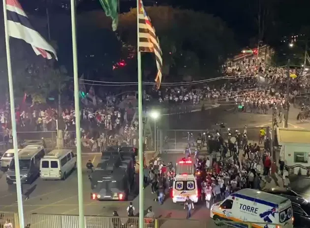 PM e torcedores do São Paulo se enfrentam na região do estádio do Morumbi