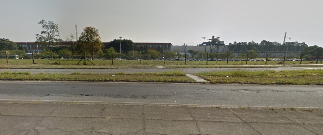 Caminhão pega fogo em frente à Volkswagen, em Taubaté Reprodução/Google Maps