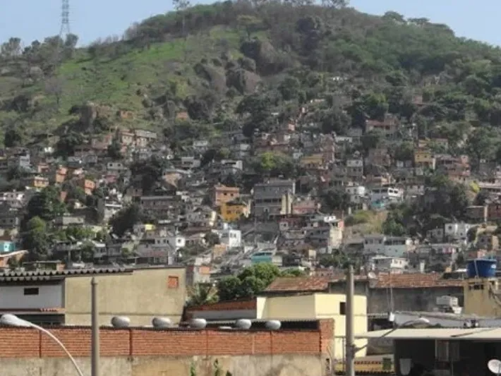 Confronto no Morro do Juramento deixou um ferido Reprodução/ Panoramas Rio