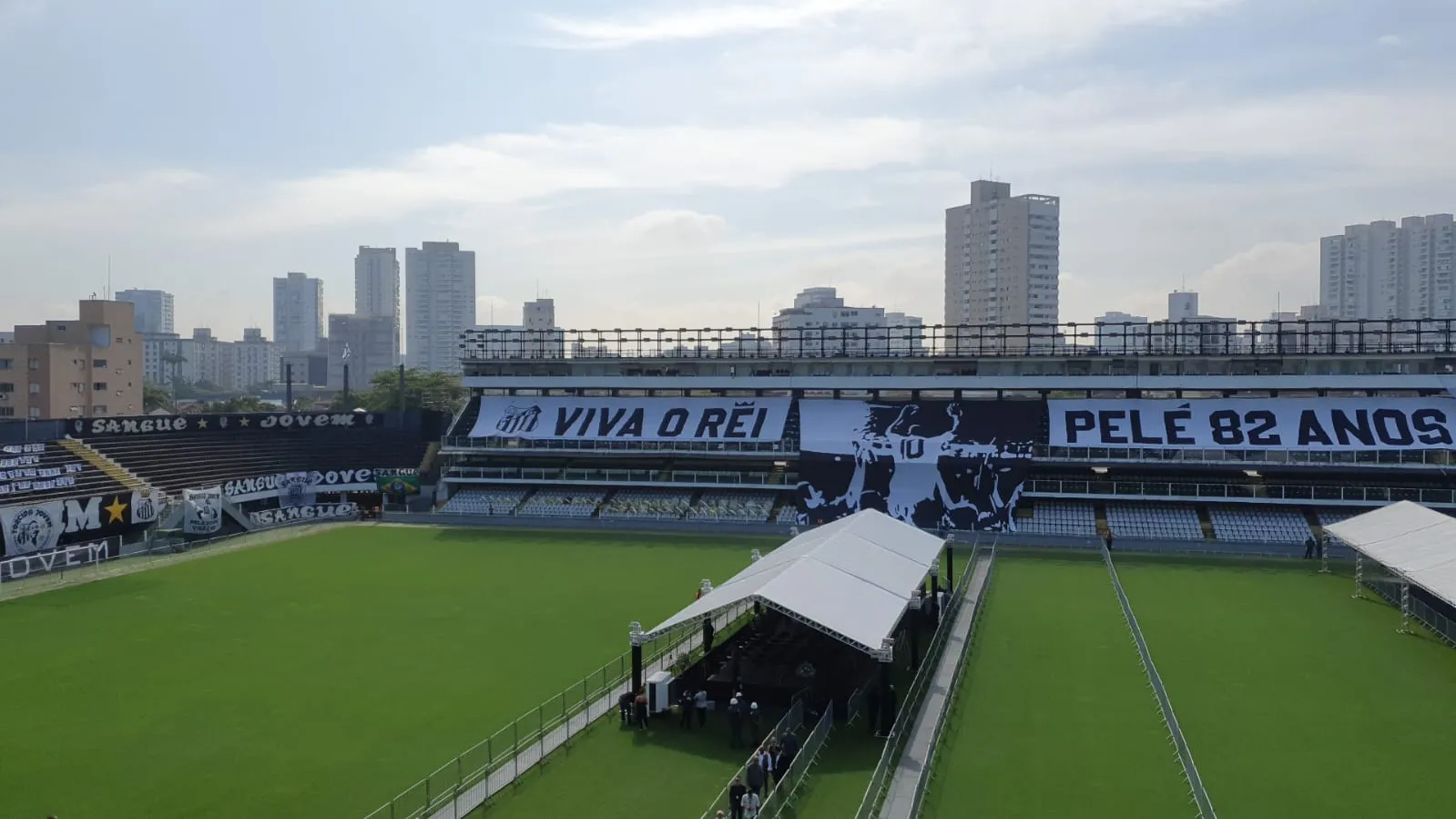 Música cantada por Pelé embala velório do Rei do Futebol nesta segunda-feira (2)