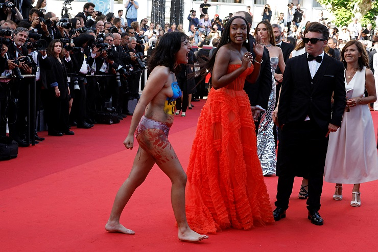 Manifestante nua é expulsa do tapete vermelho de Cannes; veja vídeo