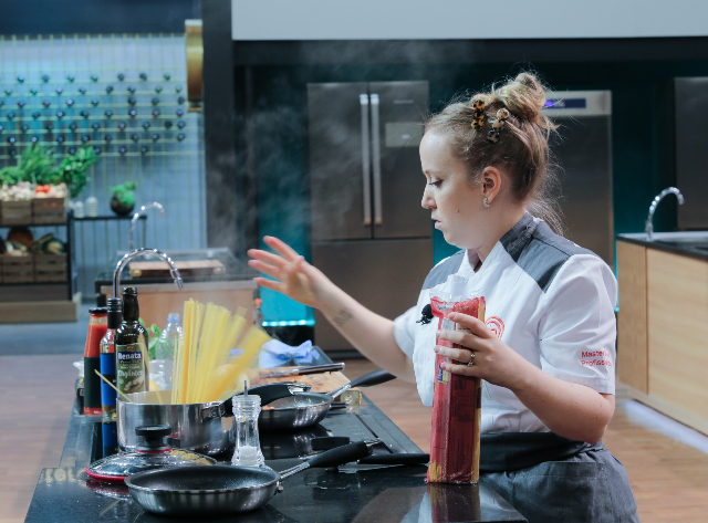 MasterChef Profissionais: Ananda é eliminada e emociona Ana Paula Padrão