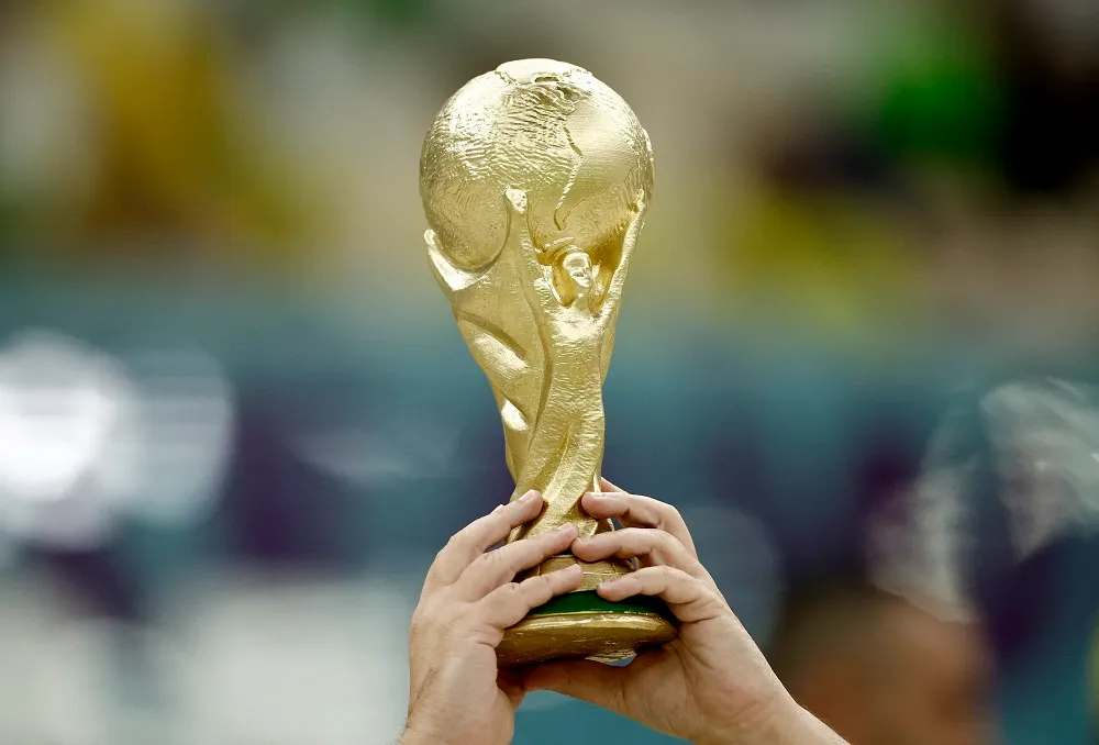 Uma réplica do troféu da Copa do Mundo Catar é erguida dentro do estádio 
