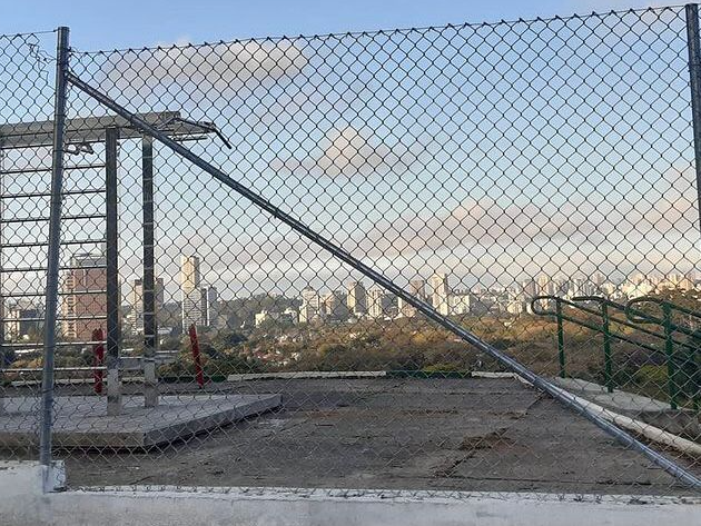 A Praça Coronel Custódio Fernandes Pinheiros é um dos principais espaços ao ar livre da zona oeste de São Paulo. Pôr do Sol sem cercas