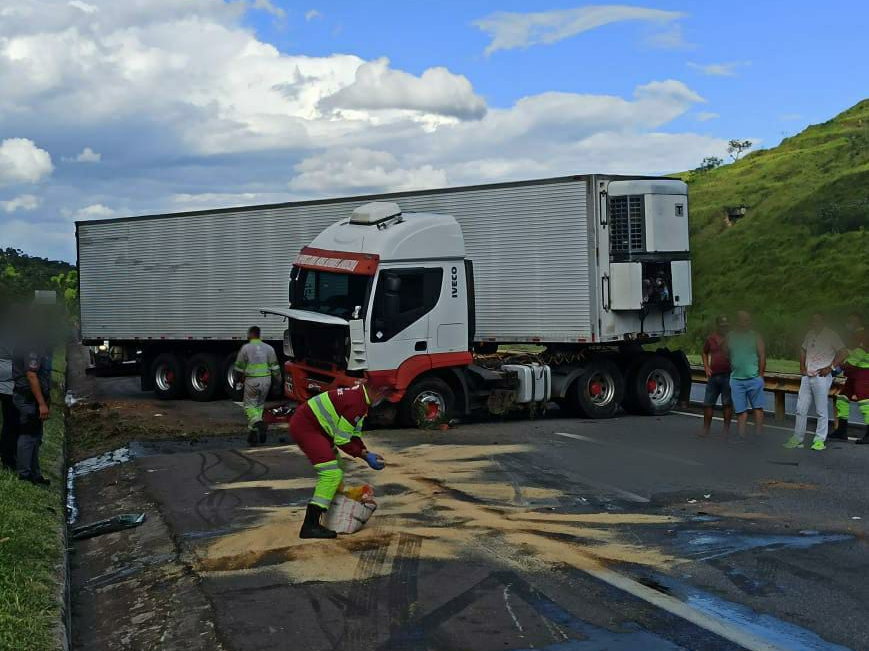 Carreta em L interdita Via Dutra na pista sentido São Paulo, em Queluz Divulgação/ PRF