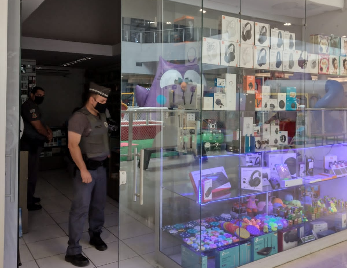 Criminosos roubam loja dentro do Shopping Buriti, em Guaratinguetá