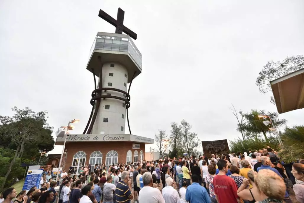 Aparecida volta a celebrar Via-Sacra no Morro do Cruzeiro após dois anos Thiago Leon/A12.com