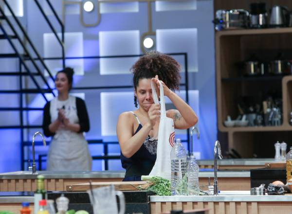 Eliminada do MasterChef, Melina pede emprego aos chefs e ganha oferta de Fogaça 