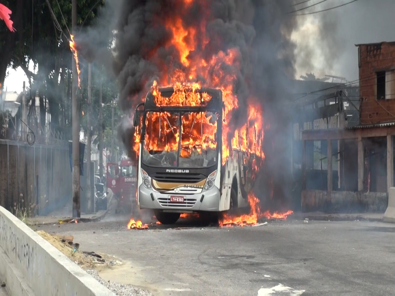 Familiares do Cauã fizeram uma manifestação com bloqueios na Estrada do Quitungo Francisco Vidal